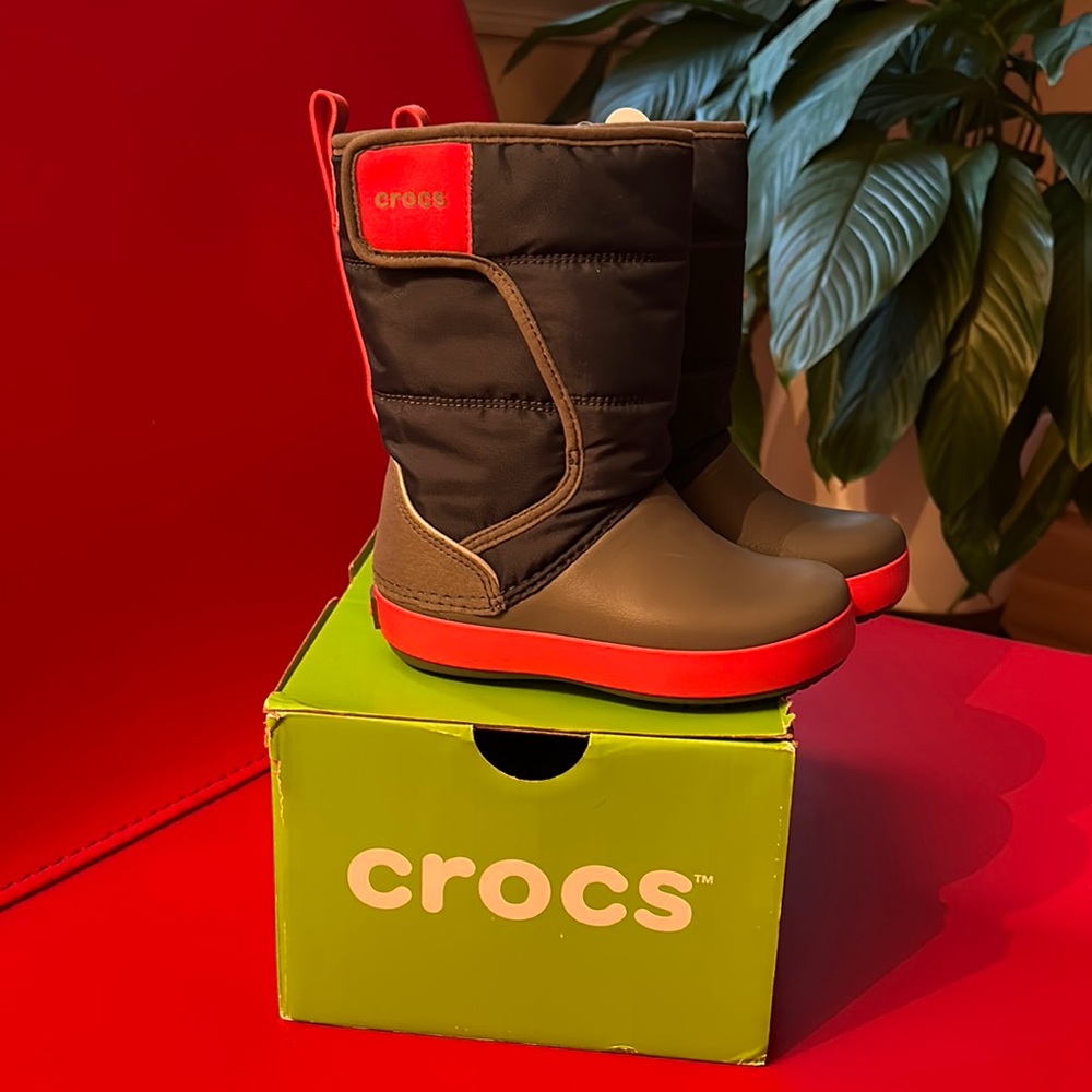 Crocs snow boots boy girl size 9 NWT